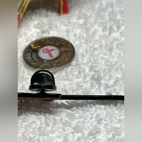 🎸Hot Rocker pin -gorgeous-NWT - Picture 5 of 7